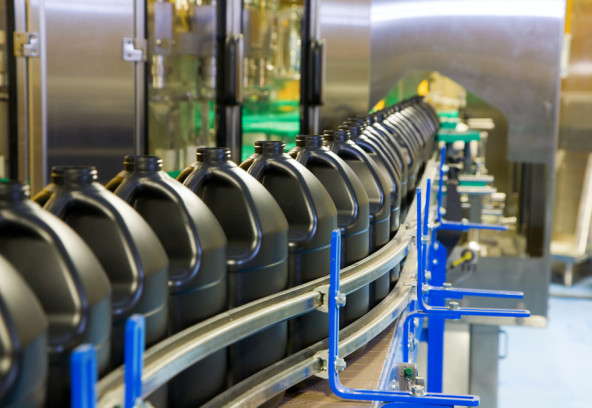Empty containers are lined up on the conveyor of high-speed fill line